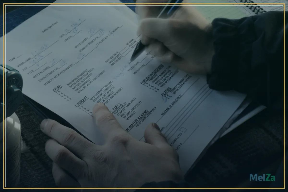 Manos revisando documentos legales sobre una mesa